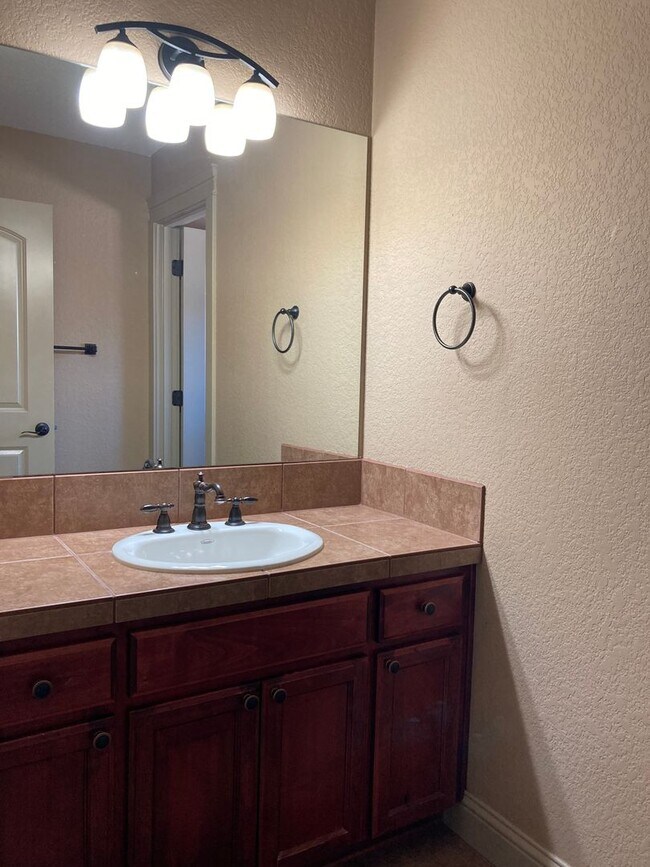 Building Photo - West Meadows Estate 2-Story Home in Salem