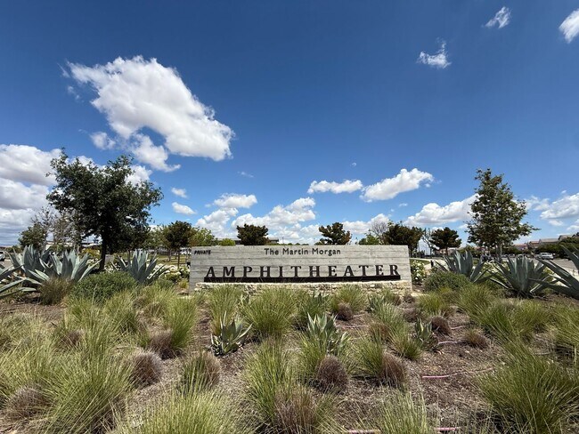 Building Photo - 3 bedroom, 2 bathroom home located in the vibrant community of Madera, CA