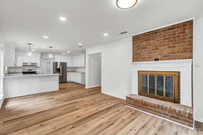 Building Photo - Beautifully Renovated 3 bed/2.5 bath in Ri...