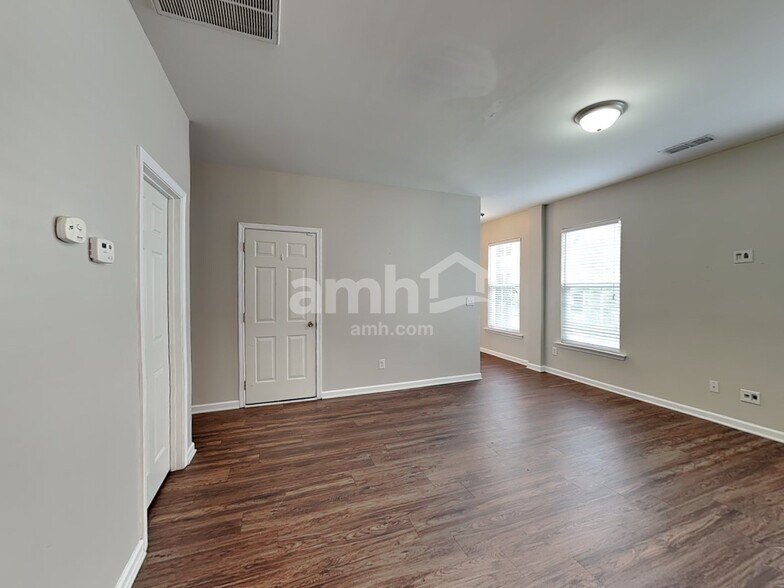 Building Photo - 5027 Abercromby St