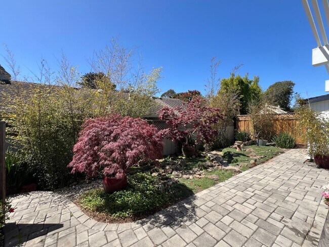 Building Photo - Charming 2BR/2BA Home Just Minutes from the Beach – Fully Landscaped, Spacious & Private