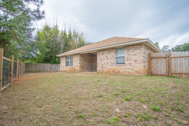 Building Photo - 4 bedroom 2 bathroom home in SW Pensacola ...