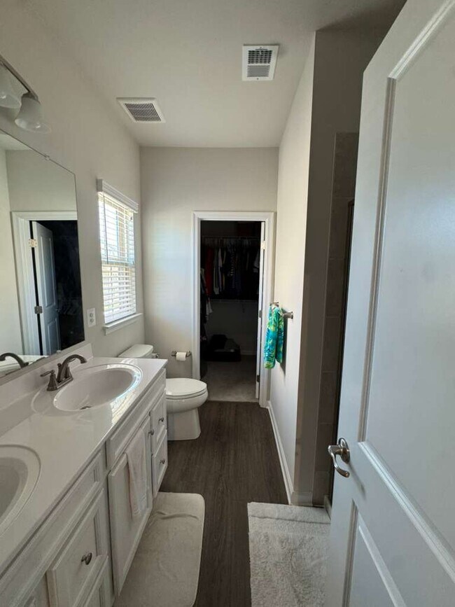 Building Photo - Biground