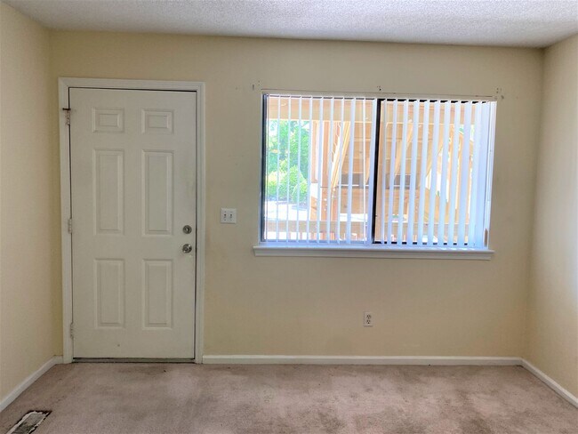 Building Photo - 2BR Candle Wyck Community located on kerr Ave, Walk to UNCW, Shopping and Breweries Ground floor ...