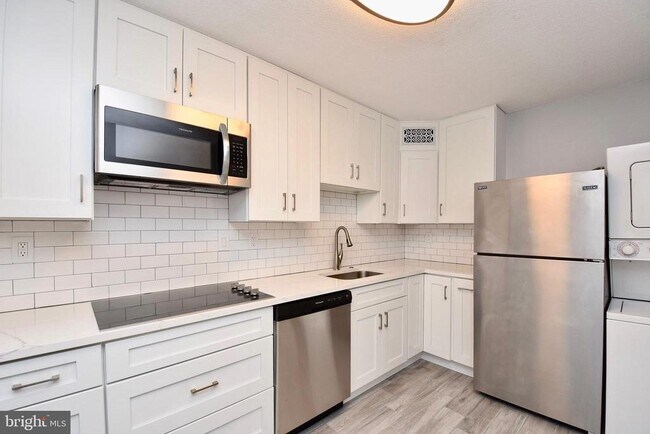 Building Photo - 307 Yoakum Pkwy