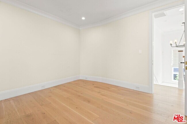 Building Photo - 1153 S Clark Dr