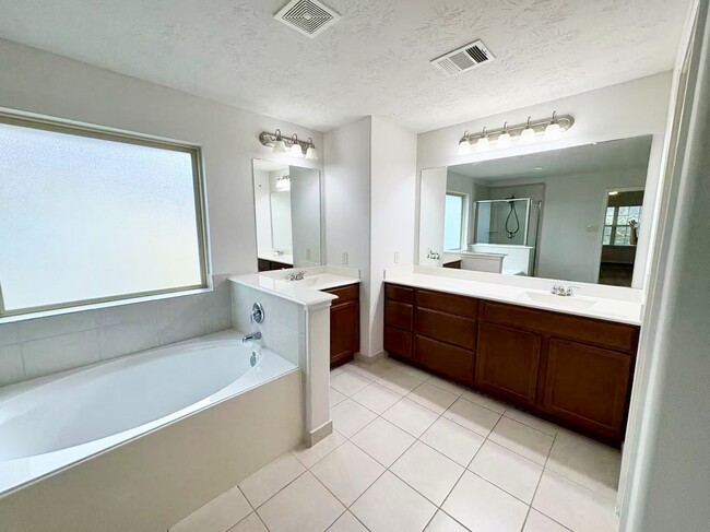 Building Photo - 3722 Pantano Ct