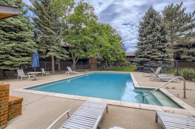 Building Photo - Turnkey 2 BDR/2BA Boulder Condo