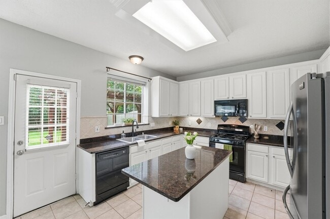 Building Photo - 2413 Piney Woods Dr