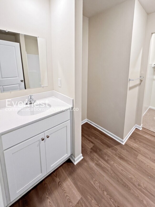 Building Photo - Cozy 4-Bedroom Home with Modern Amenities / Pet-Friendly / Available Now!