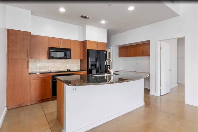 Building Photo - Prime location with City Views!!