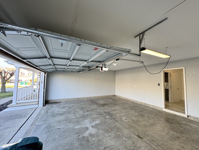 Building Photo - 3658 Pickwick Cir