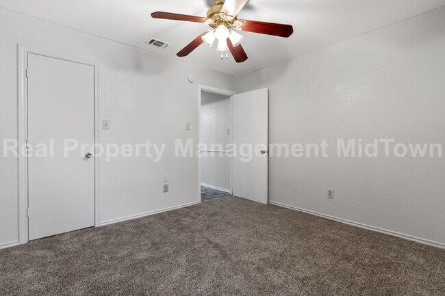Building Photo - Charming Home in Established Community