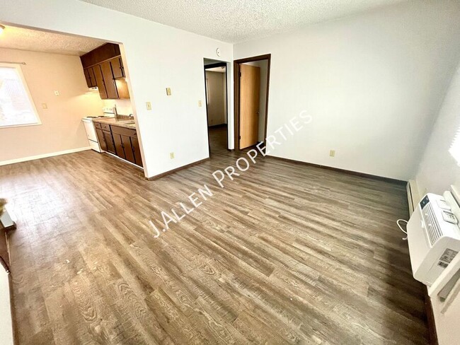 Building Photo - Spacious 2 bed