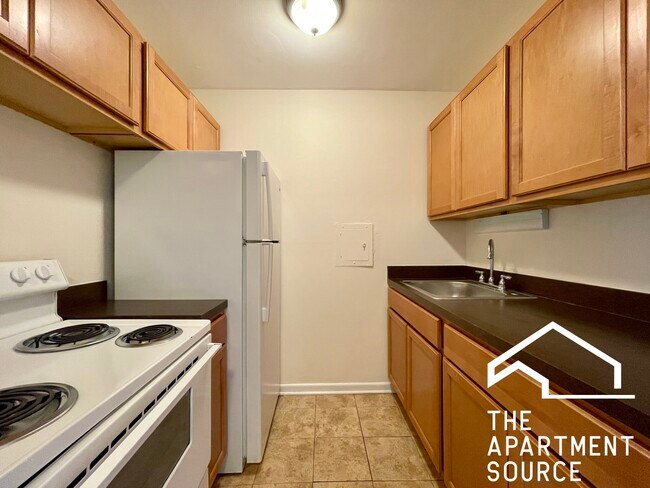 Building Photo - 6002 N Kenmore Ave