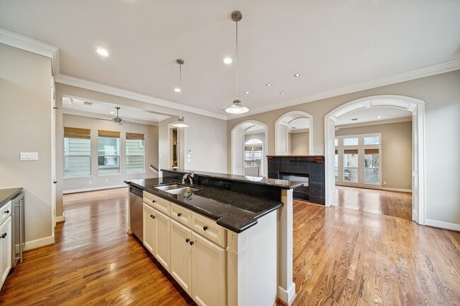 Building Photo - 2024 Vermont St