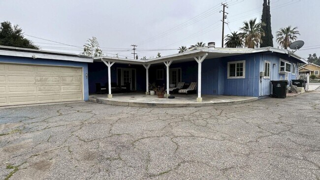 Building Photo - Spacious 4 Bedroom, 3 Bathroom Redlands Home!