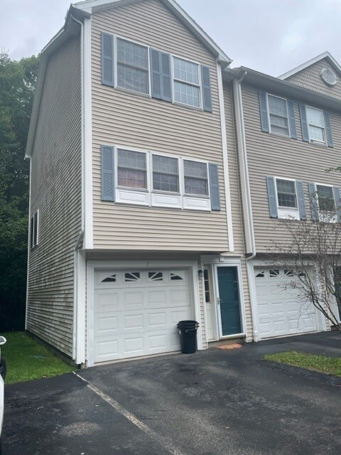 Building Photo - 1029 Mammoth Rd