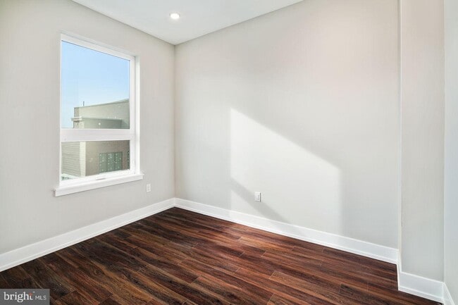 Building Photo - 1527 Ridge Ave