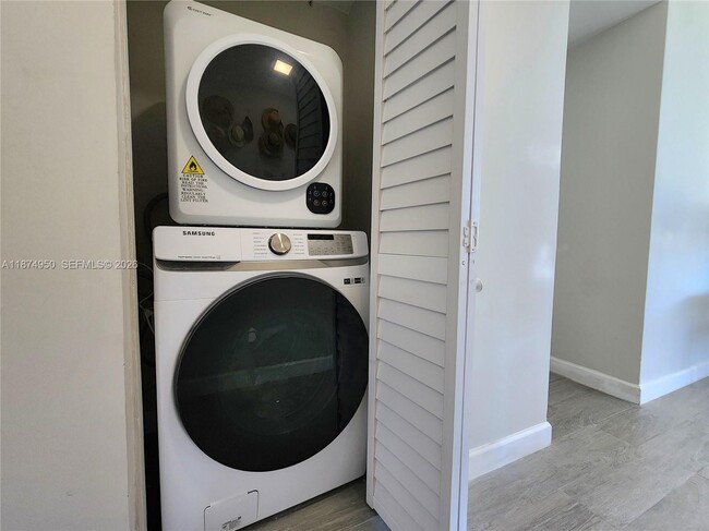 Building Photo - 3505 S Ocean Dr