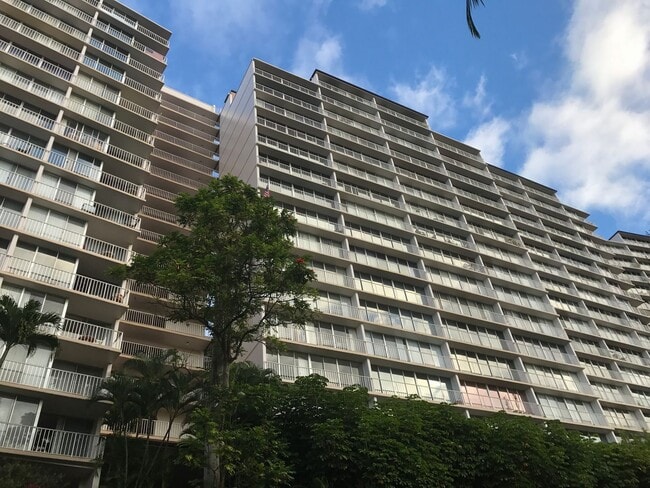Building Photo - Beautiful 1/1 Penthouse unit at Makaha Valley Towers