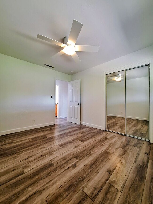 Building Photo - 10501 Observatory Dr
