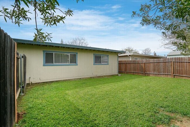 Building Photo - Beautiful duplex locate in Sacramento!