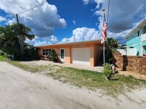 Building Photo - Charming Beachside Bungalow only 150 steps...