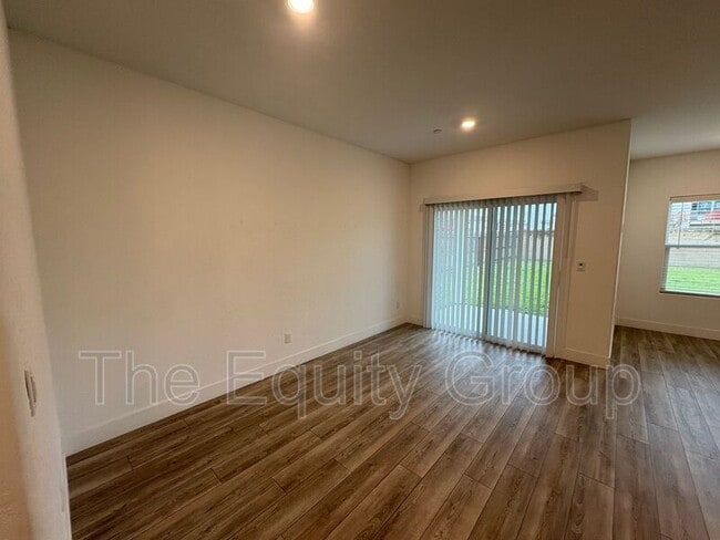 Building Photo - 217 E Tyler Ct