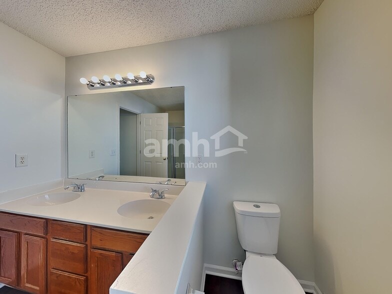 Building Photo - 2521 Highland Park Dr