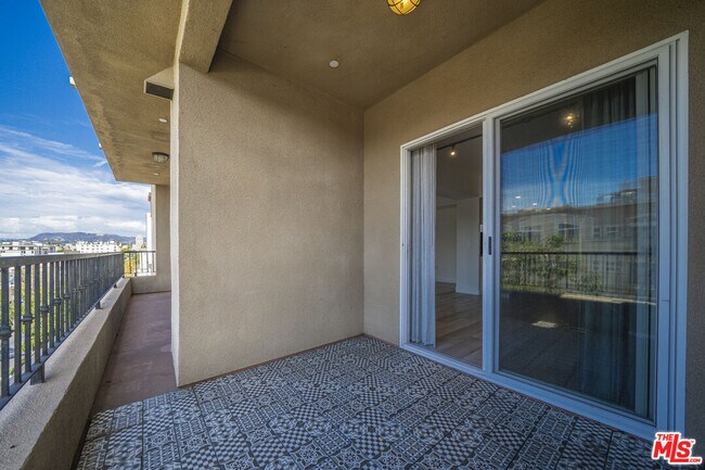 Building Photo - 970 S St Andrews Pl