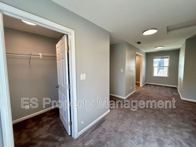 Building Photo - 838 N Temple Ave