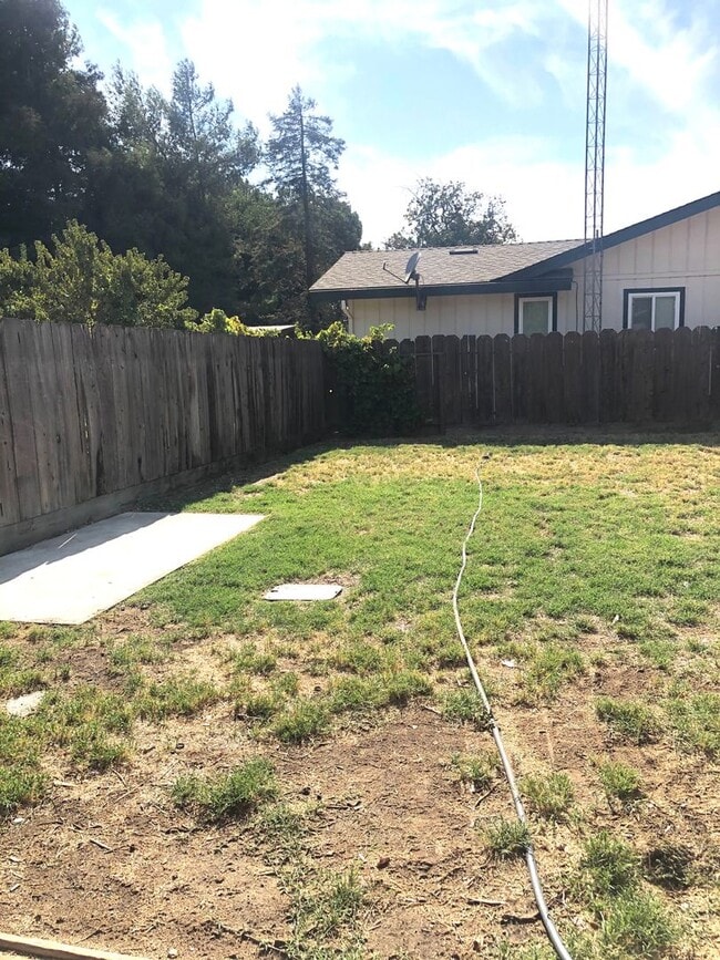 Building Photo - Charming home in center of town