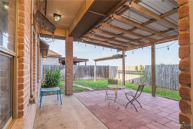 Building Photo - 3818 Oregon Dr