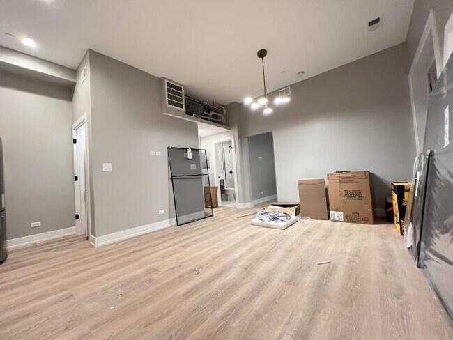 Building Photo - 1 bedroom in Chicago IL 60657
