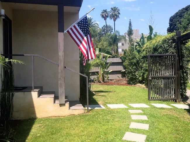 Building Photo - 8532 N W Knoll Dr