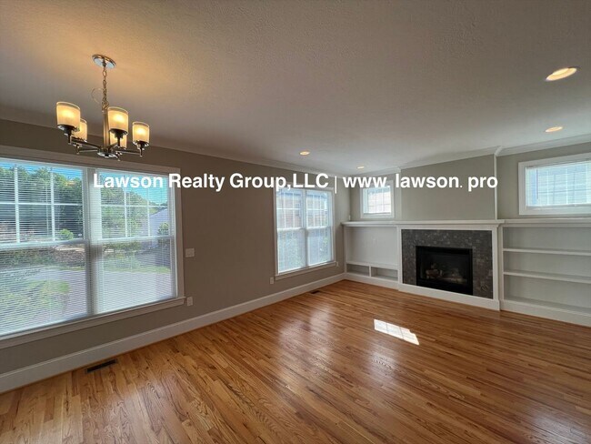 Building Photo - Upscale Three Bedroom in Colonial Green with Garage