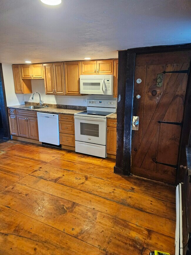 Building Photo - 81 Oak St