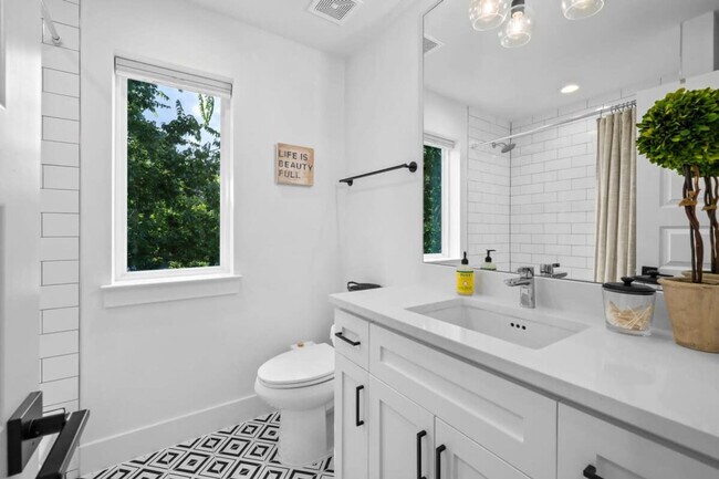 Building Photo - 1204 E 32nd St