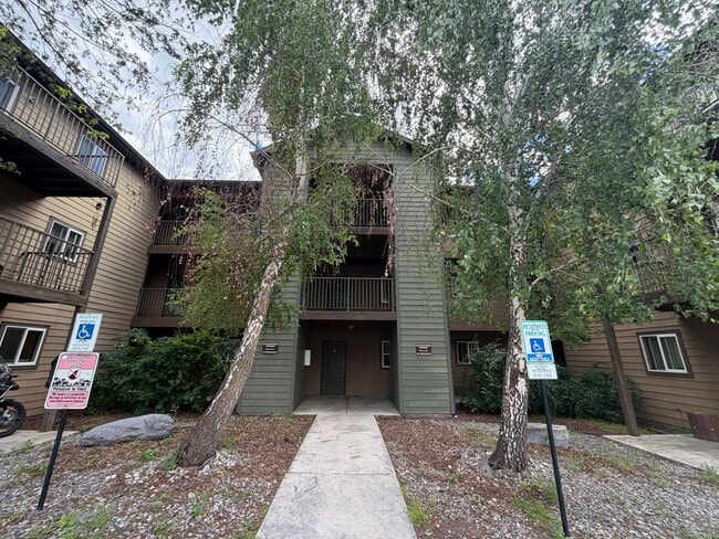Building Photo - 530 Burton St