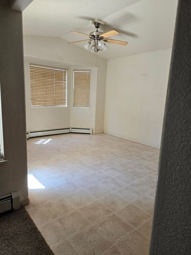 Building Photo - Nestled 3 bedroom, 2 bathroom in Fruitvale area