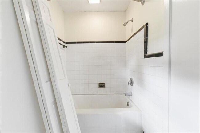 Building Photo - 704 Fort King George Dr