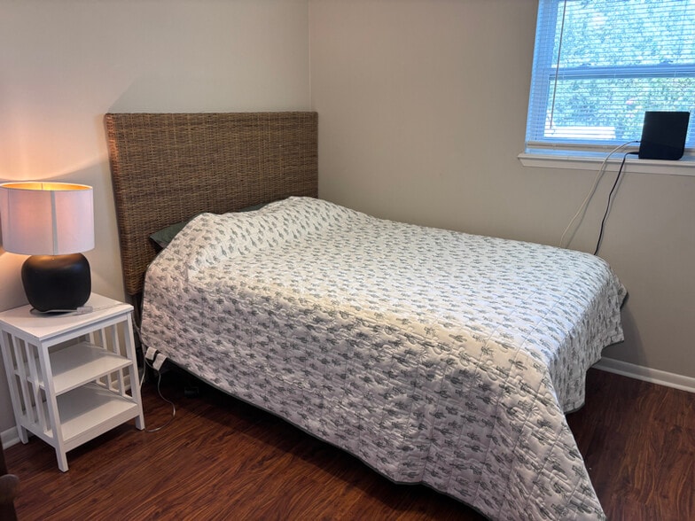 Building Photo - 1209 Capri Dr