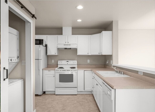 Building Photo - Spacious 2-Bedroom Duplex Near Tacoma Mall...