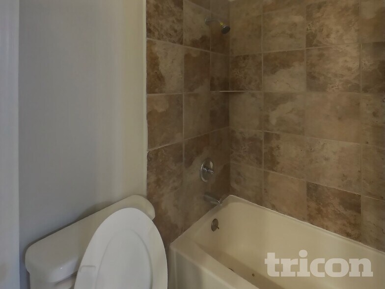 Building Photo - 1005 S Solomon