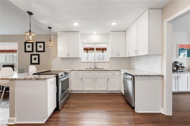 Building Photo - 2907 Broadmoor Dr