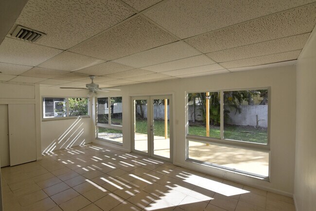 Building Photo - 2260 NE 5th Ave