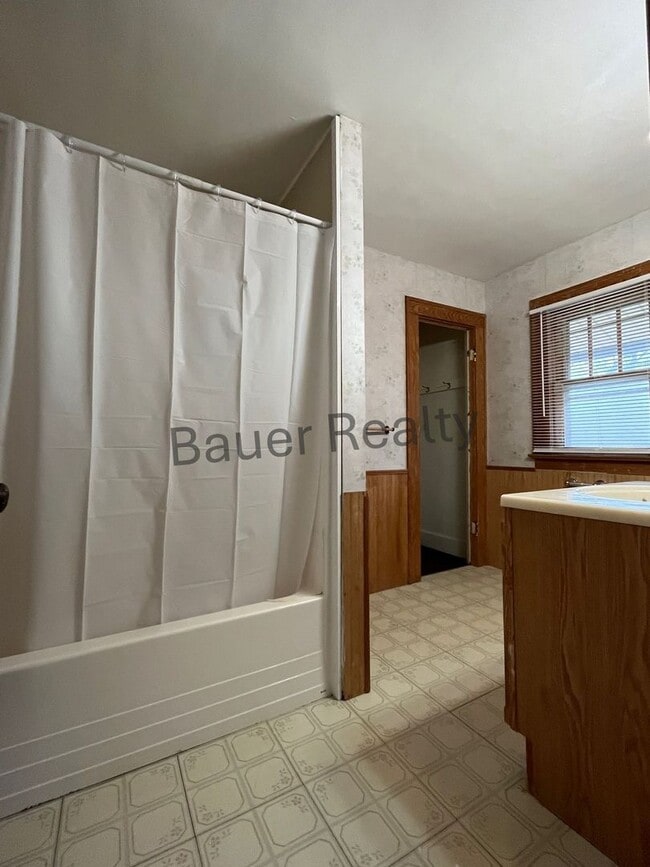 Building Photo - 3 Bedroom single family home