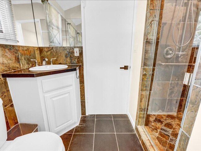 Building Photo - Welcome to this charming 3-bedroom, 2-bath...