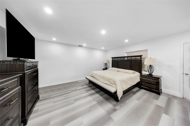 Building Photo - 490 W 33rd Pl